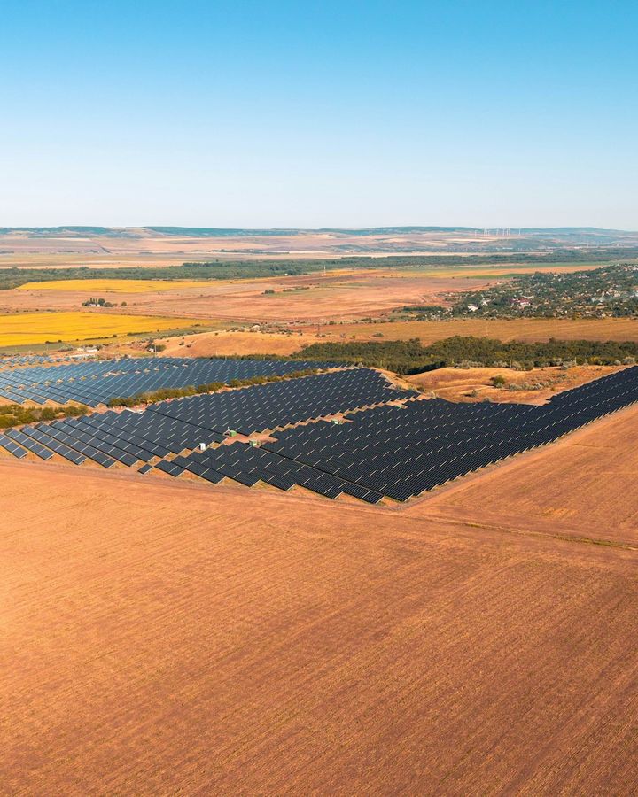 Solaranlage auf einer Wiese