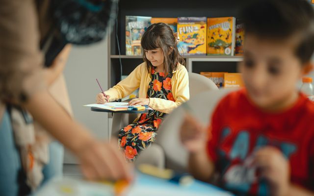 Schulunterricht mit Kindern im Klassenraum