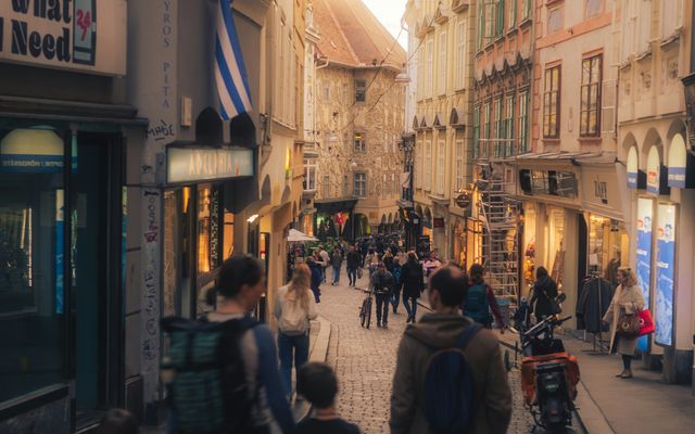 Familie in historischer Altstadt